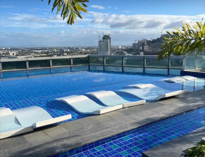 מנילה Classy 2Br Suite At Eastwood City With Pool And City Skyline View מראה חיצוני תמונה