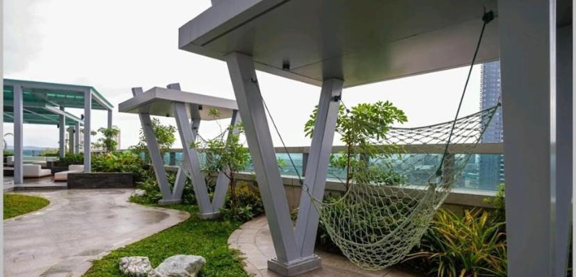 מנילה Classy 2Br Suite At Eastwood City With Pool And City Skyline View מראה חיצוני תמונה