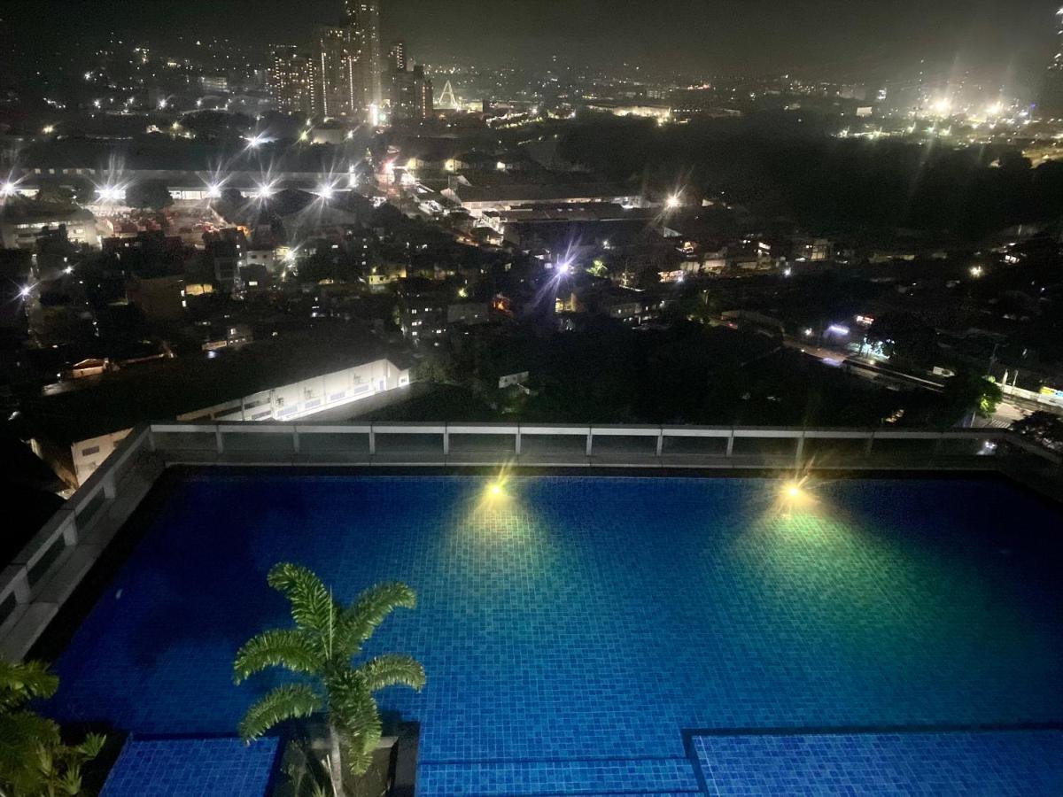 מנילה Classy 2Br Suite At Eastwood City With Pool And City Skyline View מראה חיצוני תמונה