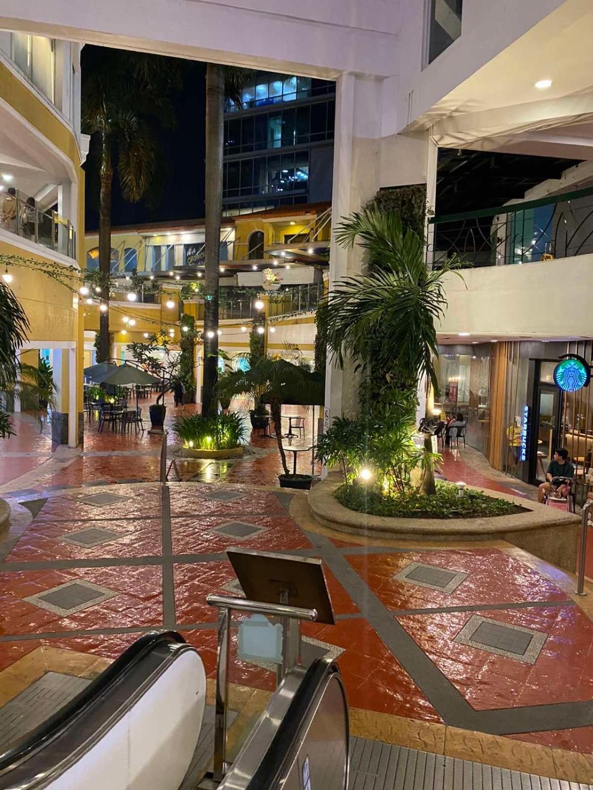 מנילה Classy 2Br Suite At Eastwood City With Pool And City Skyline View מראה חיצוני תמונה
