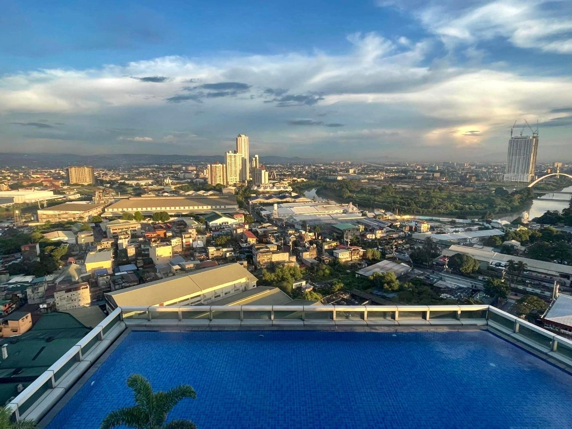 מנילה Classy 2Br Suite At Eastwood City With Pool And City Skyline View מראה חיצוני תמונה